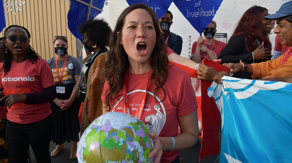 Άνθρωποι της ActionAid μαζί με ακτιβιστές στην COP27, ζητούν τη δημιουργία ειδικού Ταμείου για τις ευάλωτες χώρες.