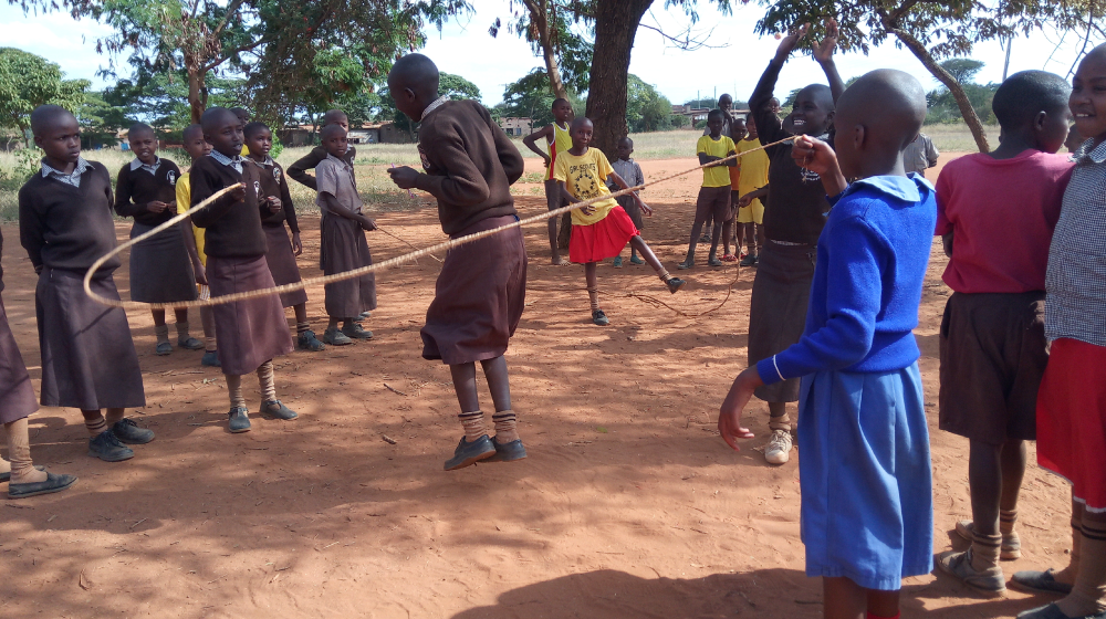 Στη φωτογραφία παιδιά που παίζουν σχοινάκι σε εξωτερικό χώρο. Copyright: Elkana Nyaga