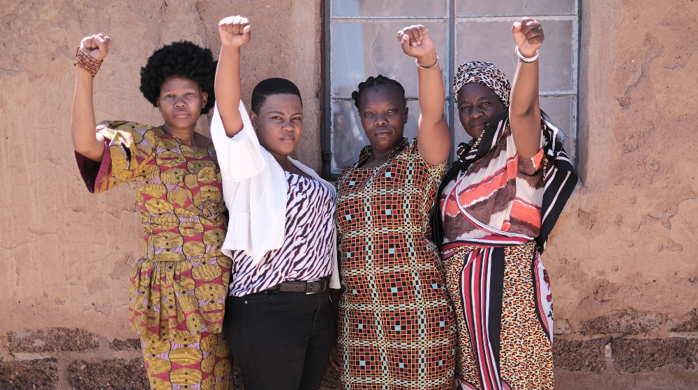 Στη φωτογραφία 4 γυναίκες, η μια εκ των οποίων η Maureen Sheshoka, εθνική επικεφαλής της WAMUA/MACUA, μιας οργάνωσης που υποστηρίζει τις γυναίκες στις περιοχές εξόρυξηςcopyright: Lihlumelo-Toyana/ActionAid